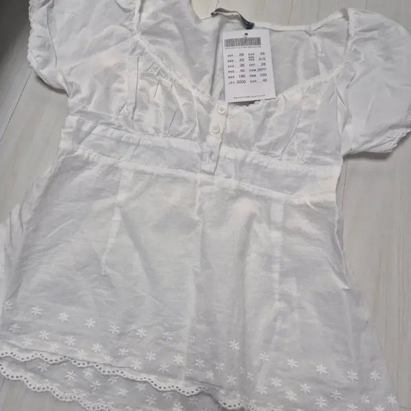 [BUNJANG] Brandy Melville White Embroidered Puff Sleeve Blouse / 브랜디멜빌 화이트 자수 퍼프 소매 블라우스