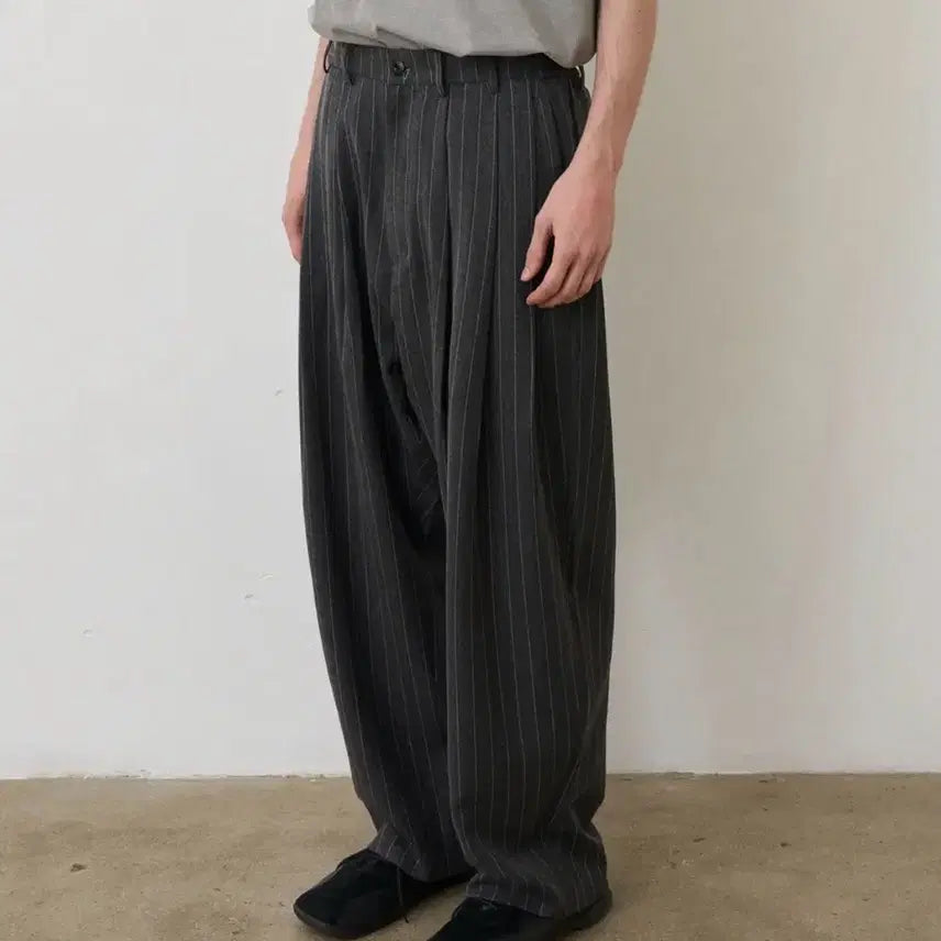 [BUNJANG] Noun Wide Tapered Pants (Stripe Charcoal) / 노운 와이드 테이퍼드 팬츠(스트라이프 차콜)