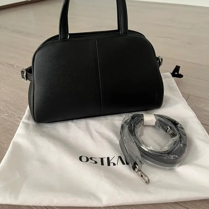 [BUNJANG] OSTKAKA Boston Bag (Black) / OSTKAKA 오스트카카 보스턴 백(블랙)