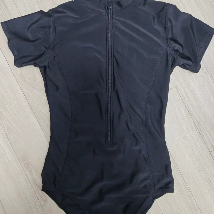 [BUNJANG] Black Short-Sleeve One-Piece Swimsuit / 블랙 반팔 원피스 수영복