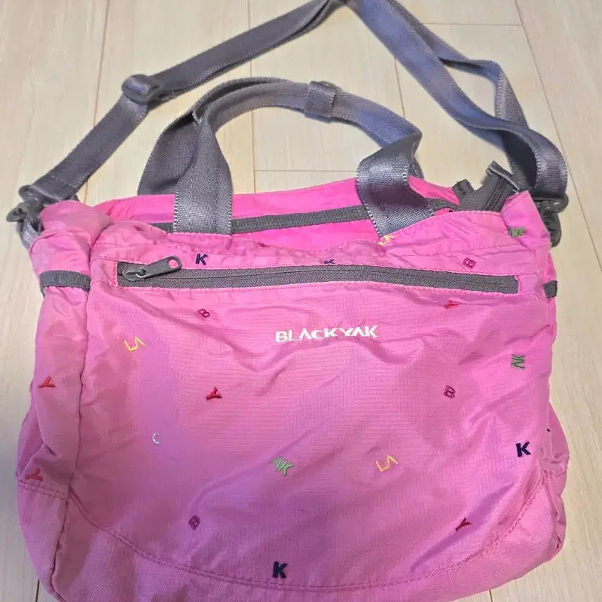 [BUNJANG] Black Yak Lightweight Nylon Crossbody Bag Pink Alphabet Pattern / 블랙야크 경량 나일론 크로스백 핑크 알파벳 패턴