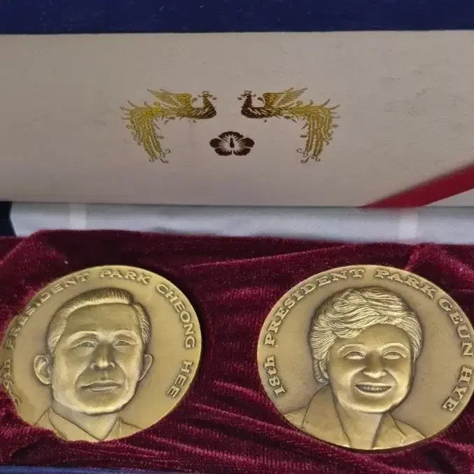 [BUNJANG] Park Chung-hee & Park Geun-hye Presidential Bronze Medals / 박정희 대통령 박근혜 대통령 동메달