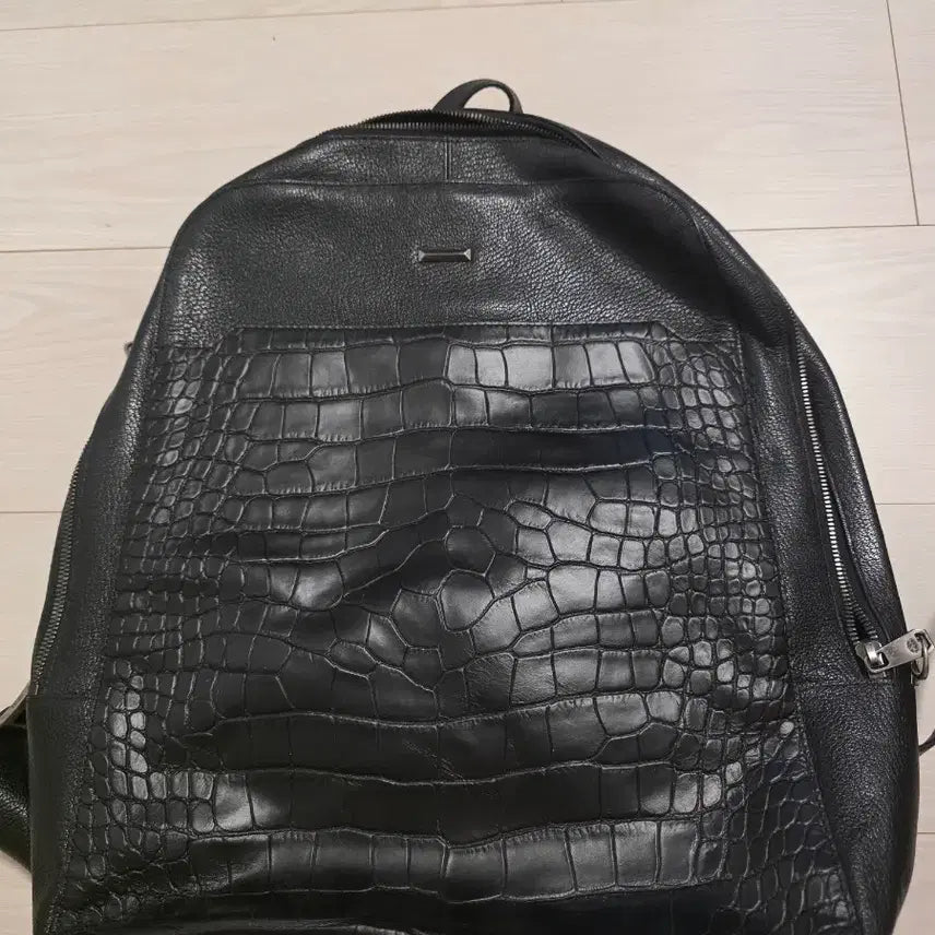 [BUNJANG] Deck Genuine Leather Crocodile Pattern Backpack Black / deck 천연가죽 악어무늬 백팩 블랙