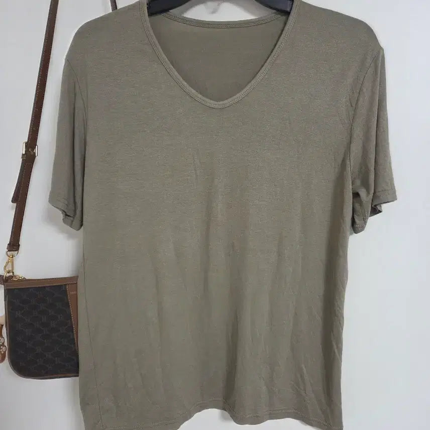 [BUNJANG] Basic V-Neck Short-Sleeve T-Shirt Khaki / 기본 브이넥 반팔 티셔츠 카키