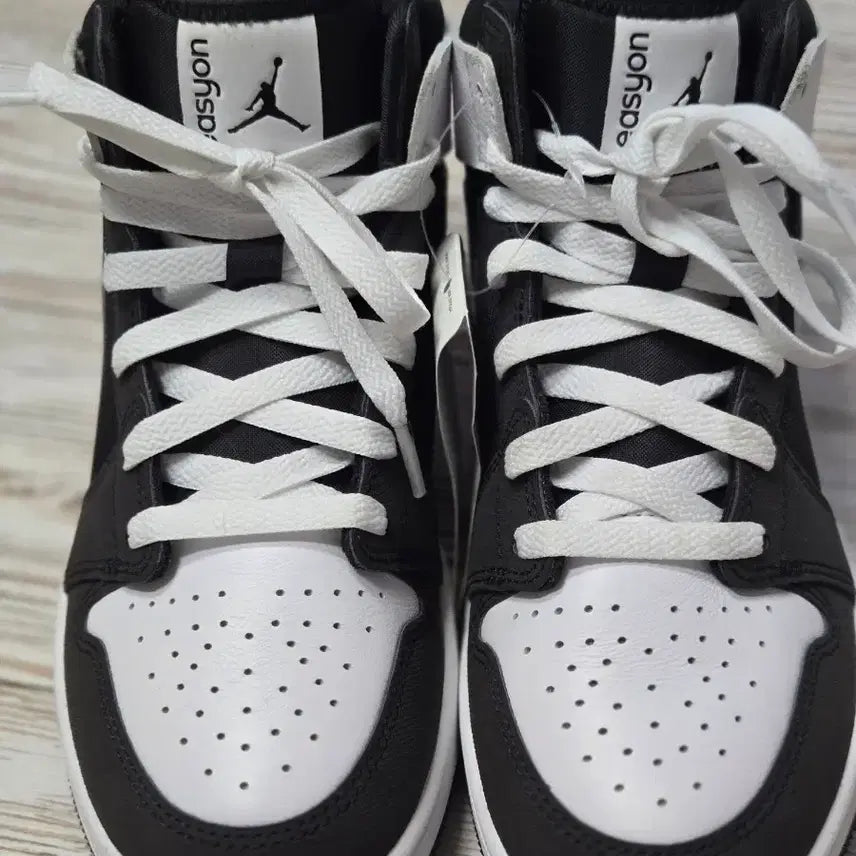[BUNJANG] Air Jordan 1 High Black & White (225cm) New / 에어 조던1 하이 블랙& 화이트225cm 새상품