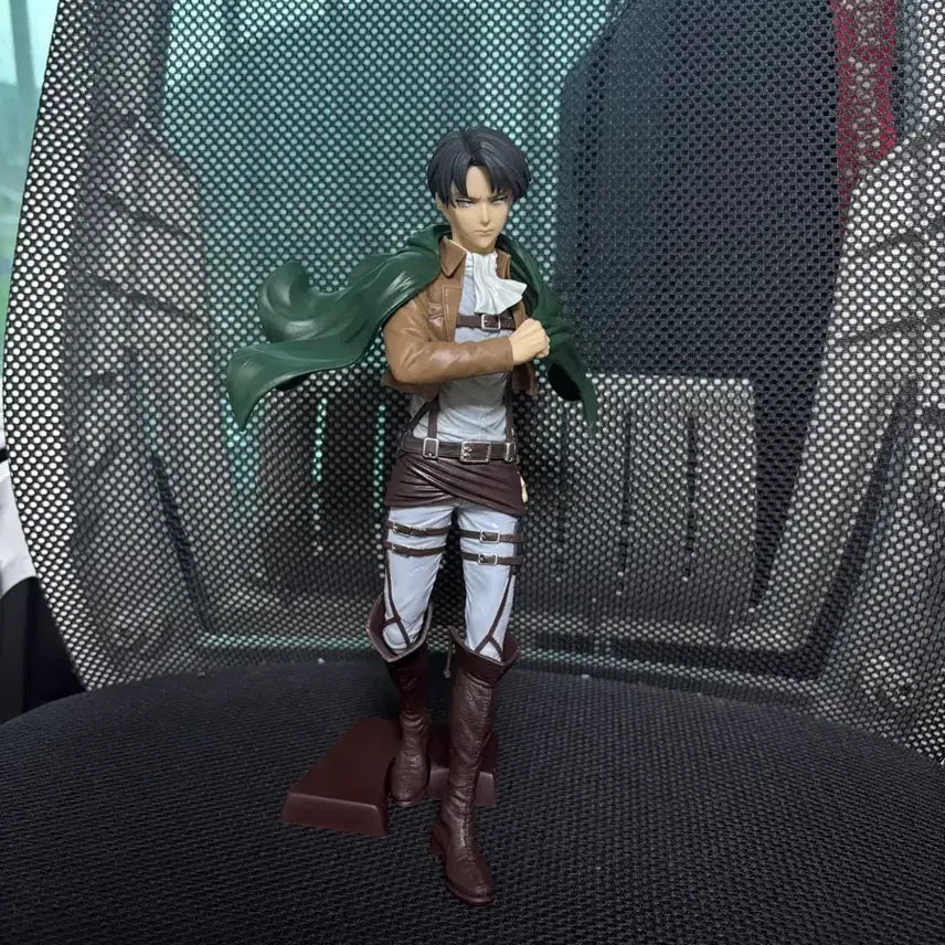 [BUNJANG] Attack on Titan Levi Ackerman Figure / 진격의거인 리바이 피규어