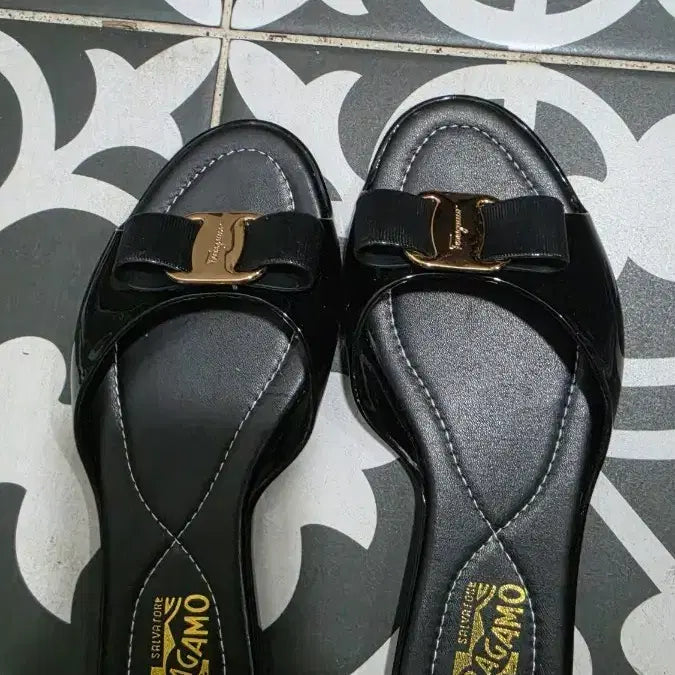 [BUNJANG] Salvatore Ferragamo Jelly Slippers Black Ribbon Logo / 페레가모젤리슬리퍼