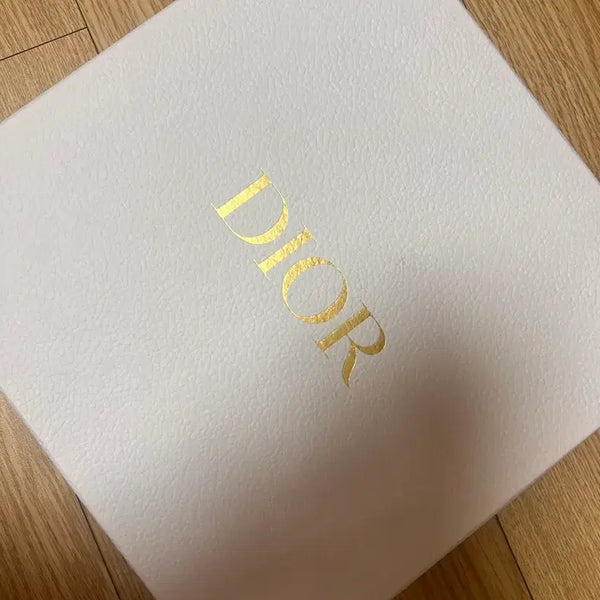 [BUNJANG] Dior Scarf Box with Packaging Paper and Stickers / 디올 스카프 상자 판매합니다