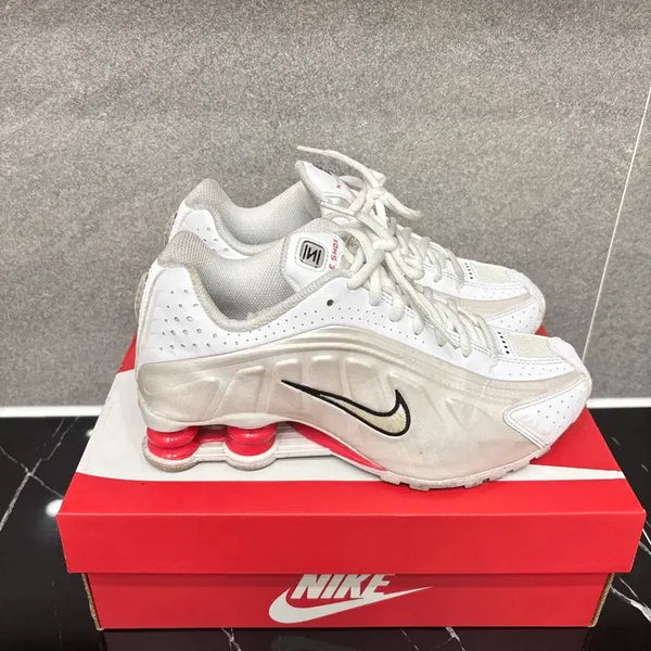 [BUNJANG] Nike Shox R4 White Fandom (GS) 235 / 나이키 샥스 R4 화이트 팬덤 (GS)235