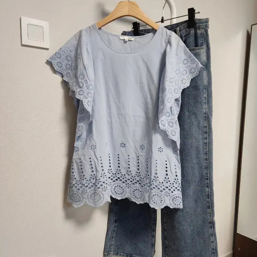 [BUNJANG] MIXXO Punch Flare Blouse / 미쏘 펀칭  플레어 블라우스