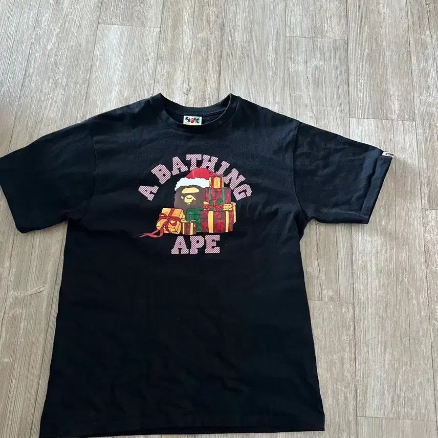 [BUNJANG] BAPE Christmas Edition Short Sleeve T-Shirt / 베이프 프레젠트 반팔