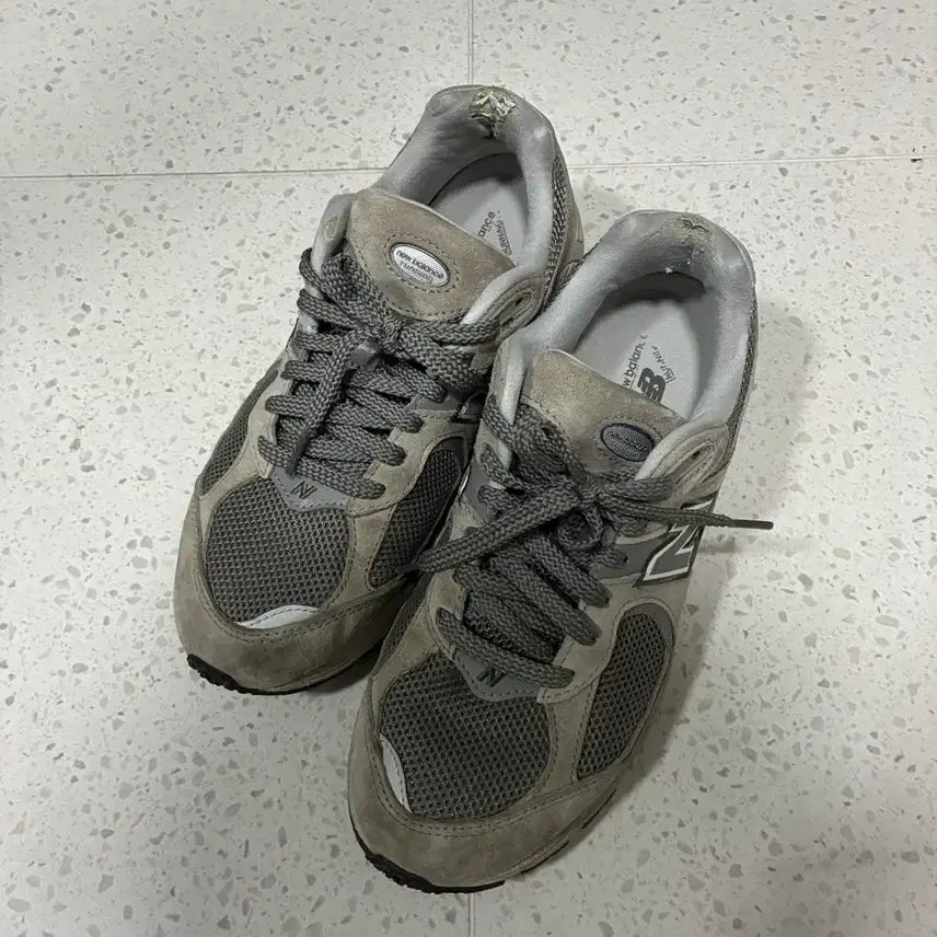 [BUNJANG] New Balance 2002R Grey Suede Sneakers / 뉴발란스 2002R 그레이 255
