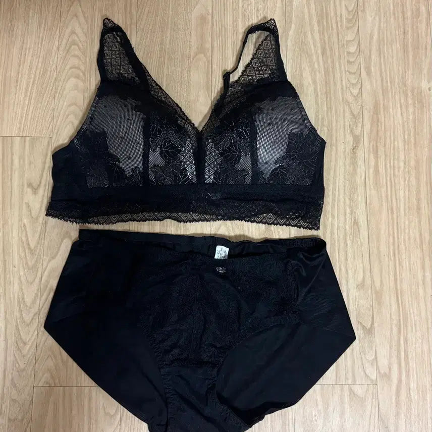 [BUNJANG] Evelyn Lace Bra Panty Underwear Set Black / 새상품 에블린 레이스 브라 팬티 속옷 세트 블랙