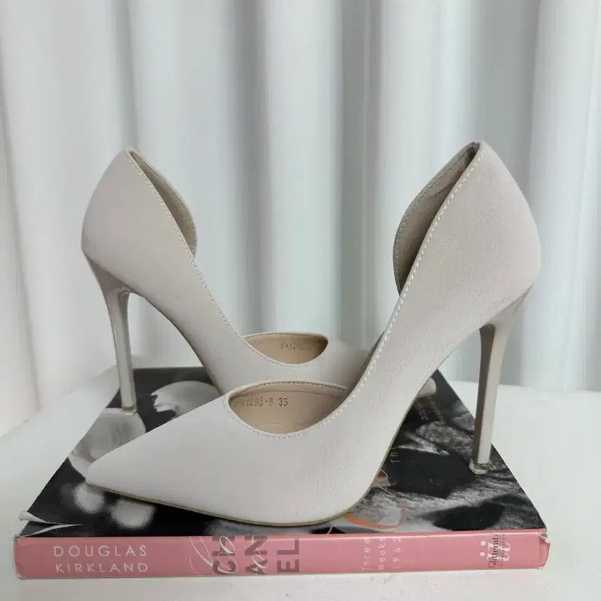 [BUNJANG] Unworn Cream Ivory Suede Stiletto Heels (225-230) / (미착용새상품) 소가죽 스웨이드 사이드 오픈 스틸레토힐 35 (225-230) 크림아이보리