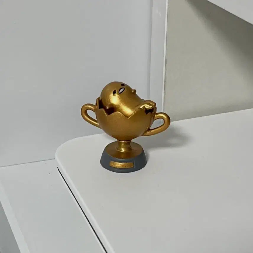 [BUNJANG] Sanrio Gudetama Classic Gold Trophy Figure / 산리오 구데타마 고전 황금 골드 트로피 피규어 가챠 희귀 레어