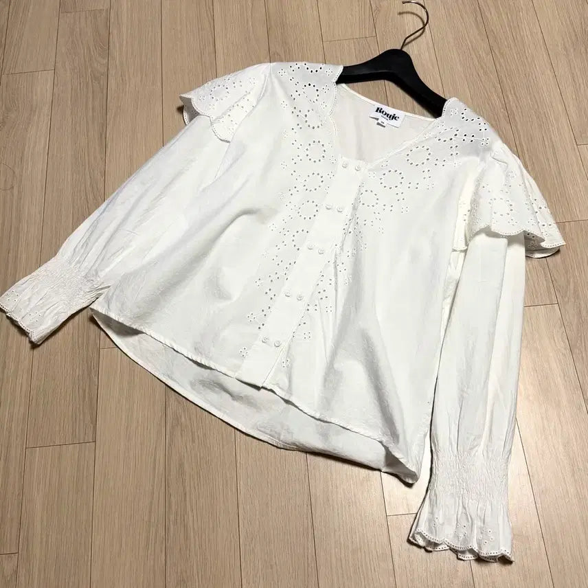 [BUNJANG] Rouje Punch Lace Cape Eyelet Blouse / Rouje 펀칭 레이스 케이프 아일렛 블라우스 (루즈 후즈) 프릴 셔링 밴딩 퍼프소매 브이넥