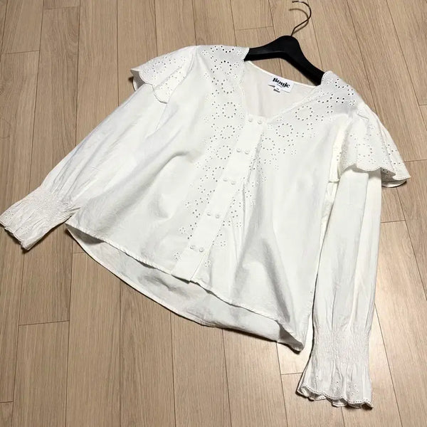 [BUNJANG] Rouje Punch Lace Cape Eyelet Blouse / Rouje 펀칭 레이스 케이프 아일렛 블라우스 (루즈 후즈) 프릴 셔링 밴딩 퍼프소매 브이넥