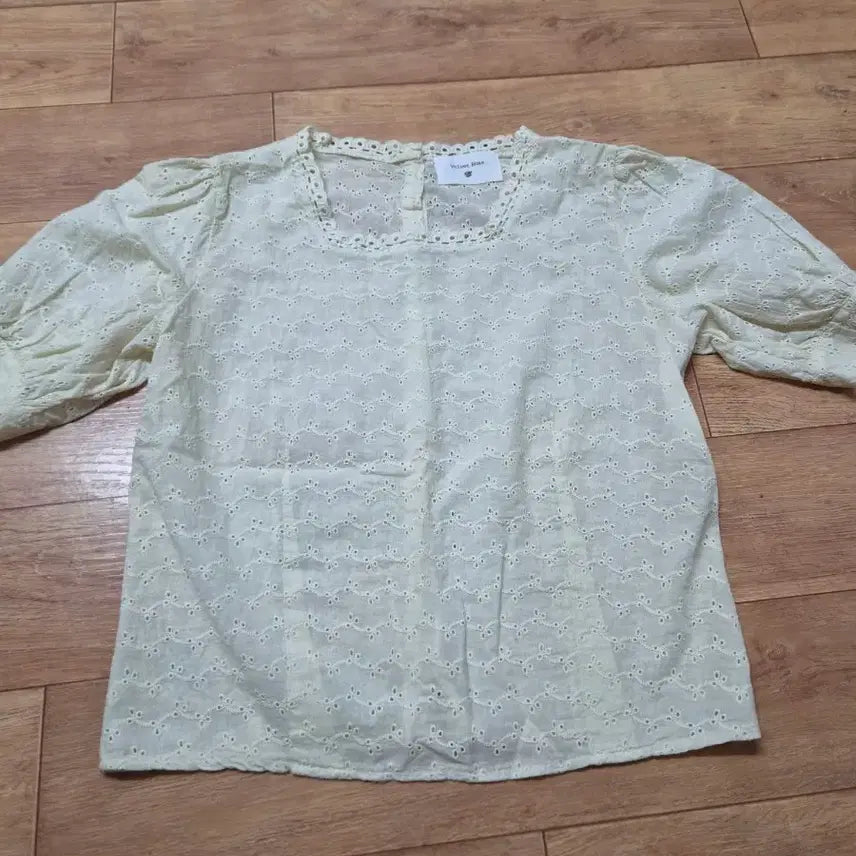 [BUNJANG] Women's Puff Sleeve Lace Embroidered Blouse - Light Yellow (New) / 여성 블라우스 연노랑 레이스 자수 (새상품)