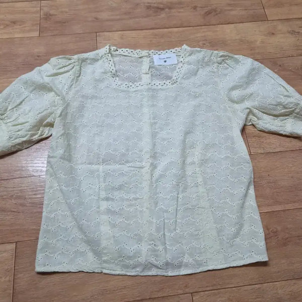[BUNJANG] Women's Puff Sleeve Lace Embroidered Blouse - Light Yellow (New) / 여성 블라우스 연노랑 레이스 자수 (새상품)