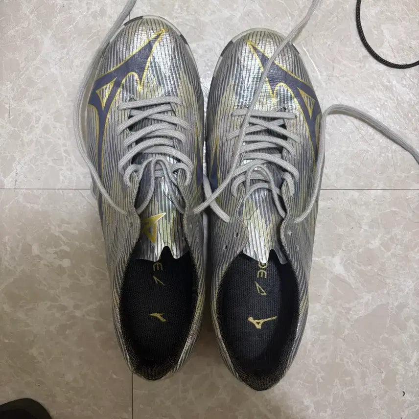 [BUNJANG] Mizuno Alpha 2 Futsal Shoes - Size 255 / 미즈노 풋살화 255