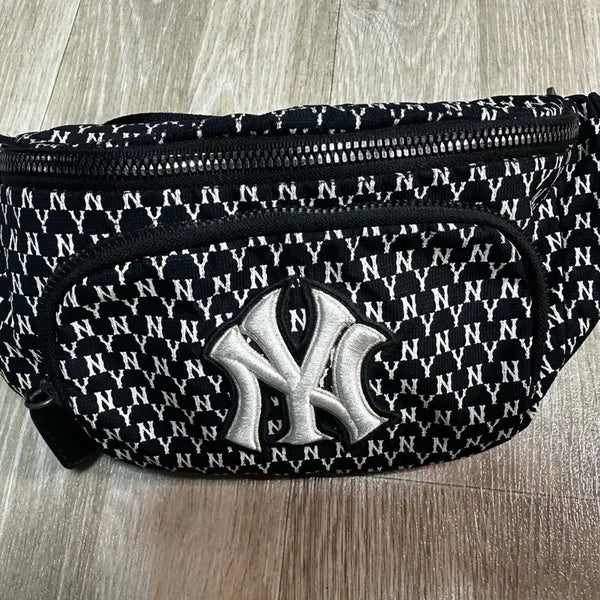 [BUNJANG] MLB Monogram Waist Bag Sling Bag / MLB 모노그램 웨이스트백 슬링백(힙색)