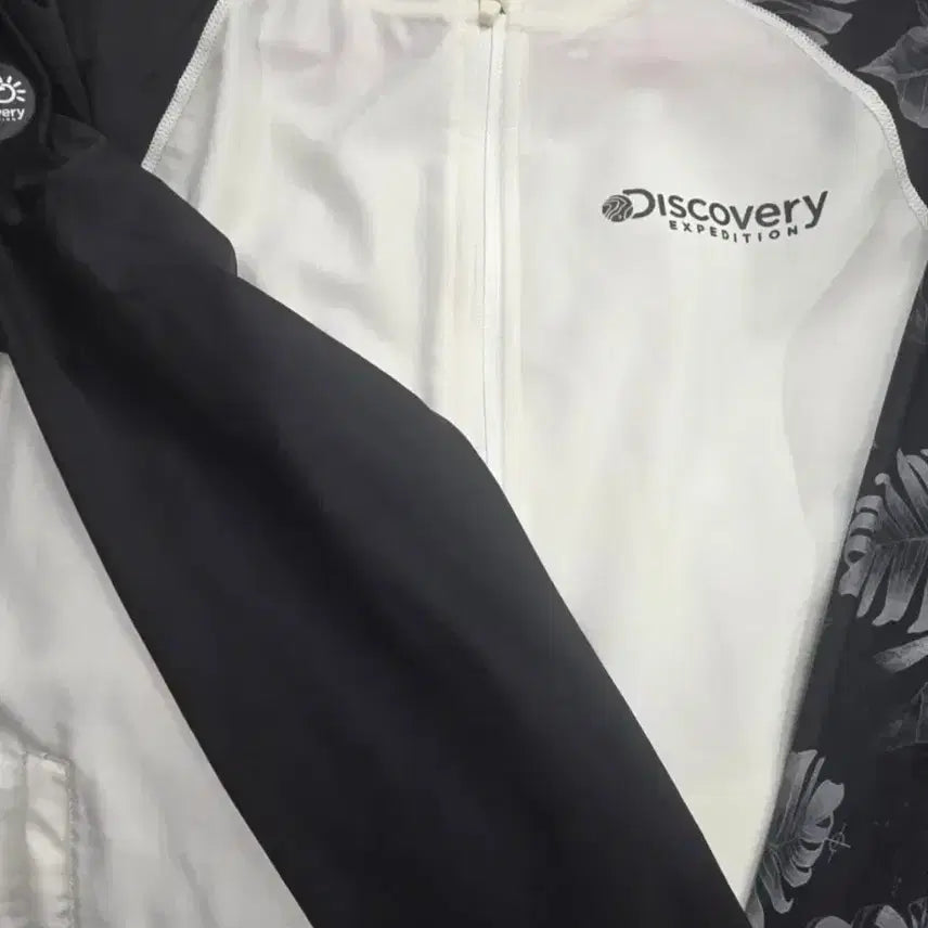 [BUNJANG] Discovery Expedition Rash Guard White/Black Size 150 / 디스커버리 익스페디션 래쉬가드 디스커버리 래쉬가드 흰검. 150