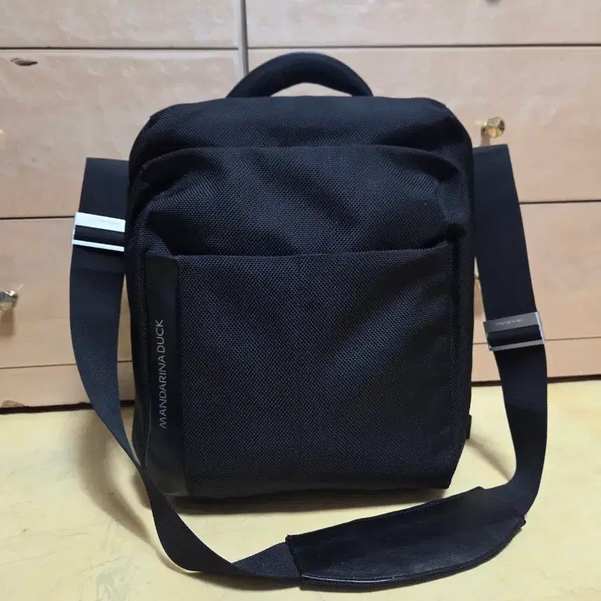 [BUNJANG] Mandarina Duck Genuine Leather & Waterproof Fabric Backpack Crossbody Bag / 만다리나덕 정품 고급 백팩 겸 크로스백 거의새제품