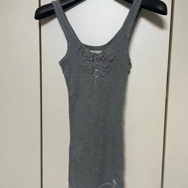 [BUNJANG] Abercrombie & Fitch Grey Floral Button Sleeveless Top S / 아베크롬비 그레이 플라워 버튼 슬리브리스 S