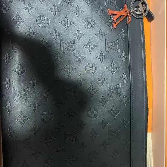 [BUNJANG] Louis Vuitton Pochette Clutch Bag with Charm Keychain Set / 루이비통 포쉐트 클러치백 + 백참 키링