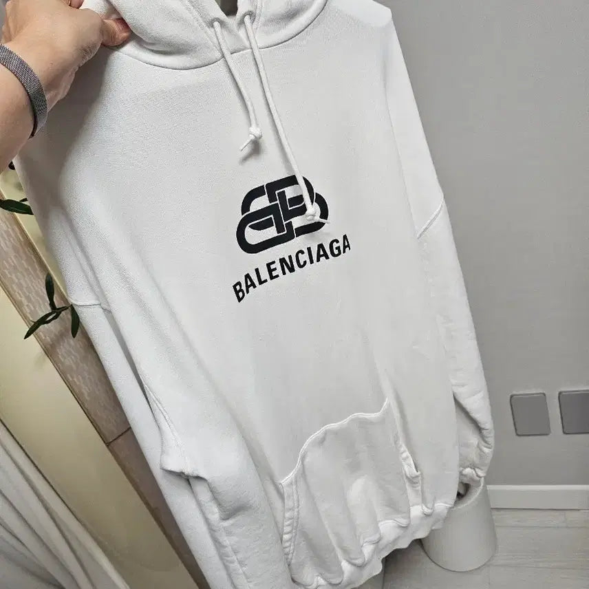 [BUNJANG] Balenciaga BB Logo Hoodie White / 발렌시아가 BB 로고 후드티 화이트