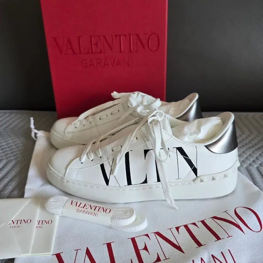 [BUNJANG] Valentino Studded Low-Top Sneakers / 발렌티노 스니커즈