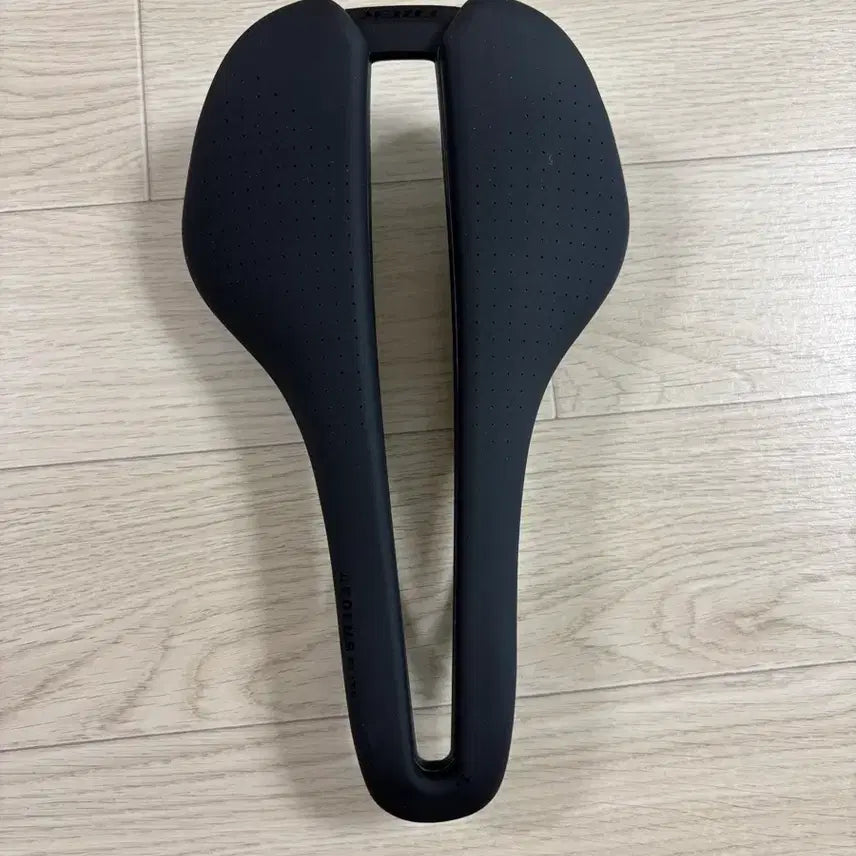 [BUNJANG] Trek Aeolus Elite Bicycle Saddle 145mm Black / 트렉 에올루스 엘리트 자전거 안장 145mm 블랙 로드 자전거 안장