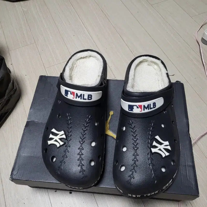 [BUNJANG] MLB New York Yankees Winter Fur Slipper Mules (280mm) / MLB 뉴욕 양키스 겨울 퍼 슬리퍼 뮬 280mm 상태좋음
