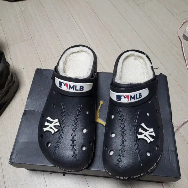 [BUNJANG] MLB New York Yankees Winter Fur Slipper Mules (280mm) / MLB 뉴욕 양키스 겨울 퍼 슬리퍼 뮬 280mm 상태좋음