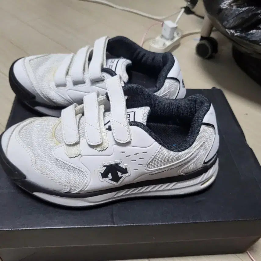 [BUNJANG] Descente White Velcro Sneakers 235mm / 데상트 흰색 벨크로 운동화 235mm 상태매우좋음