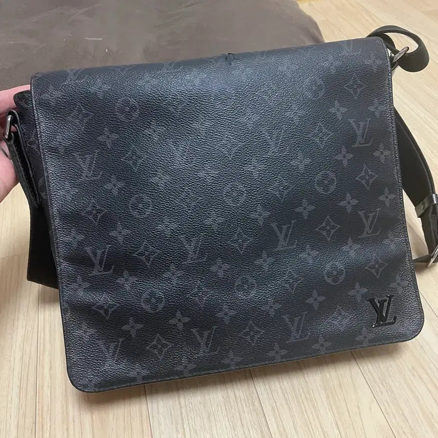 [BUNJANG] Louis Vuitton Monogram Eclipse District Messenger Bag PM / (가격내림마지막)루이비통 모노그램 이클립스 디스트릭트 메신저백 PM 정품