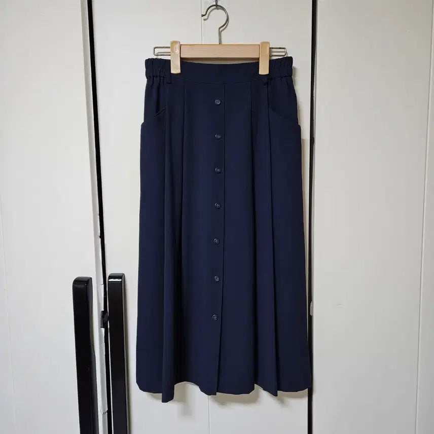 [BUNJANG] Deep Navy Button Pocket Long Pleated Skirt (Summer Fabric) / 고퀄 딥네이비 버튼 포켓 롱 플리츠 스커트(여름원단)