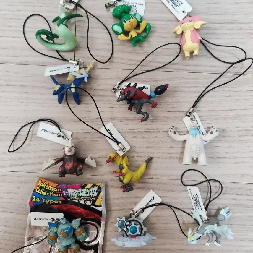 [BUNJANG] Pokemon Retro Keyring Strap - Tornadus, Terrakion, Cobalion, Virizion, Reshiram, Zekrom, Kyurem, Axew, Haxorus, Golurk, Serperior, Zoroark / 포켓몬스터 고전 레트로 키링스트랩랜드토네볼트로스대검귀액스라이즈큐레무다부니