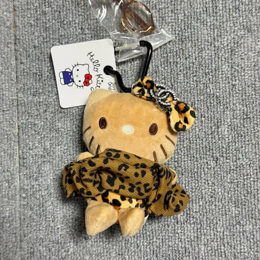 [BUNJANG] Hello Kitty Leopard Dress Keyring with Glasses (Unused New) / 헬로키티 레오파드 원피스 키링 (안경 포함) 미사용 새 상품