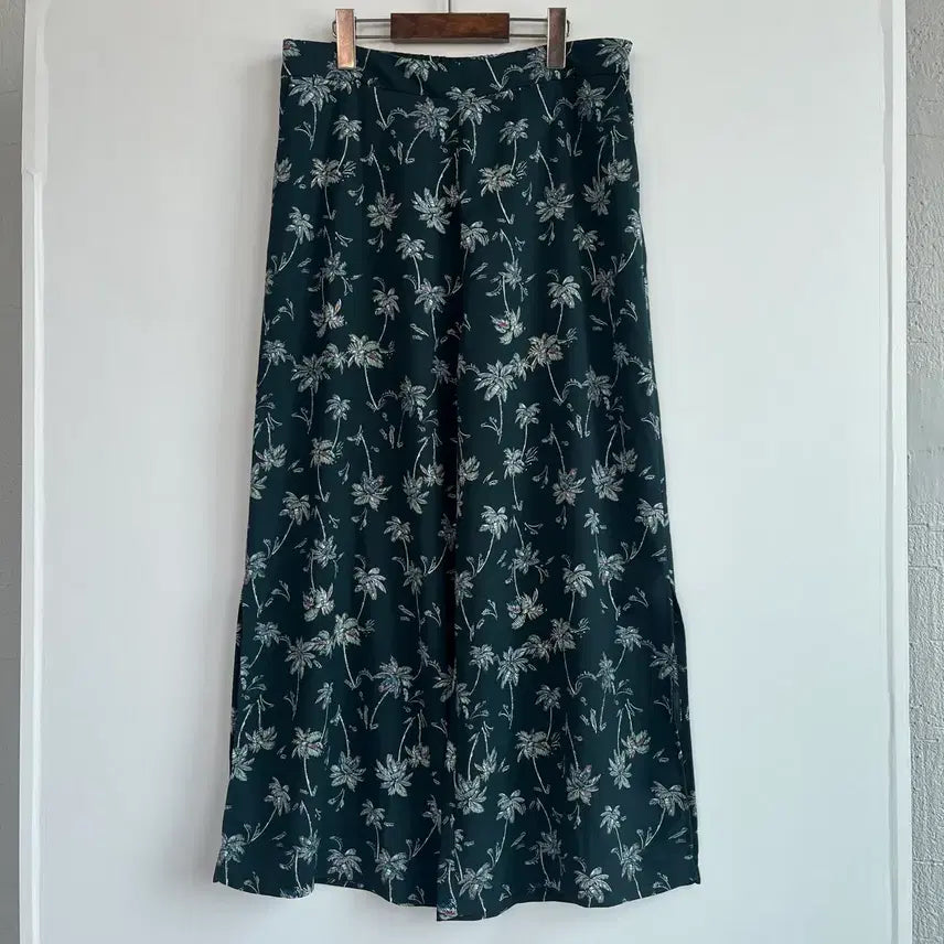 [BUNJANG] LIST Palm Tree Pattern Dark Green Slit Wide Pants / LIST 야자수 패턴 다크그린 슬릿 와이드 팬츠 77