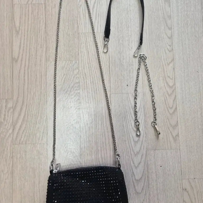 [BUNJANG] Black Cubic Chain Crossbody Bag with 2 Chain Types (New) / 블랙 큐빅 체인 크로스백+체인 2종 증정(새상품)