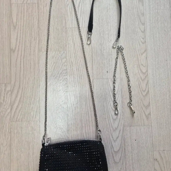 [BUNJANG] Black Cubic Chain Crossbody Bag with 2 Chain Types (New) / 블랙 큐빅 체인 크로스백+체인 2종 증정(새상품)