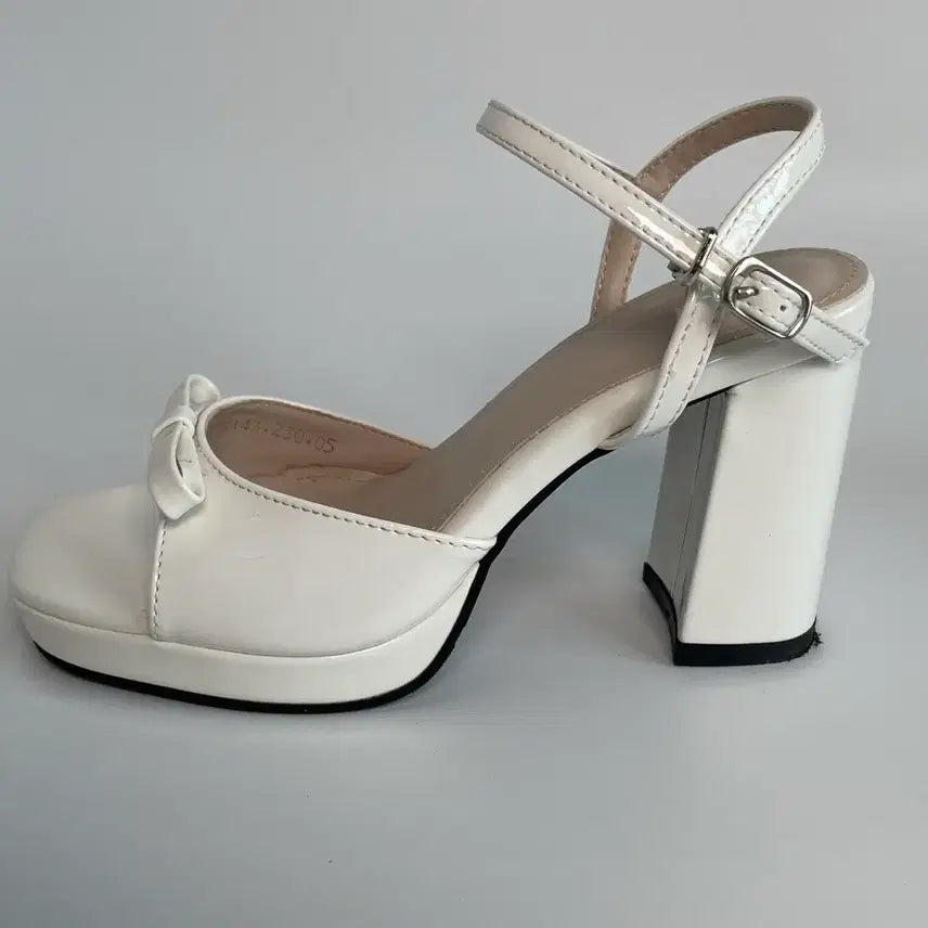 [BUNJANG] Enamel Ribbon Square-toe Chunky Heels - Milk White / 에나멜 리본 스퀘어토 청크힐 밀크 화이트 230-235