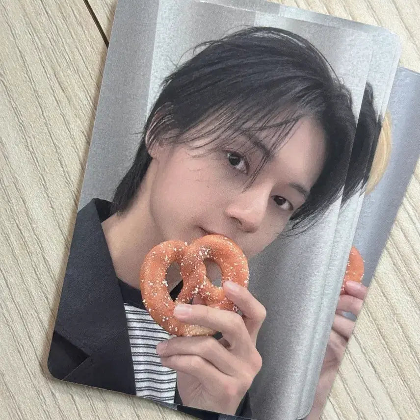 [BUNJANG] ATEEZ Apple Music Pretzel Cafe POB Wooyoung Photocard / 에이티즈 애플뮤직 프레즐 카페 특전 포카 우영