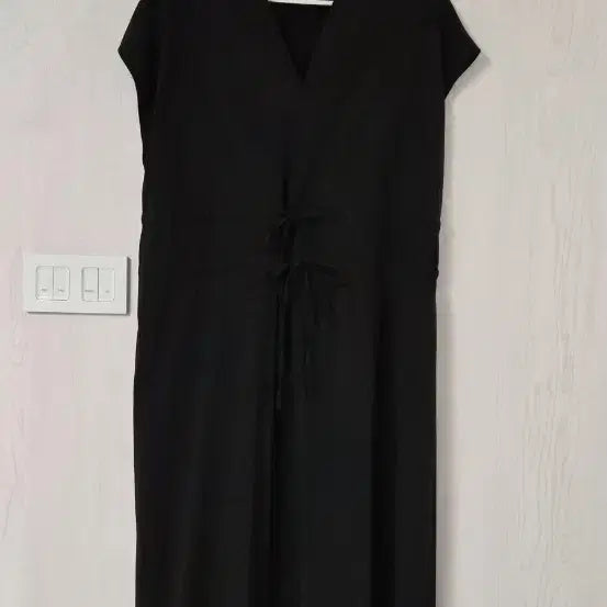 [BUNJANG] Black Cap Sleeve V-Neck Long Dress / 블랙 색상의 캡소매 브이넥 롱 원피스예요