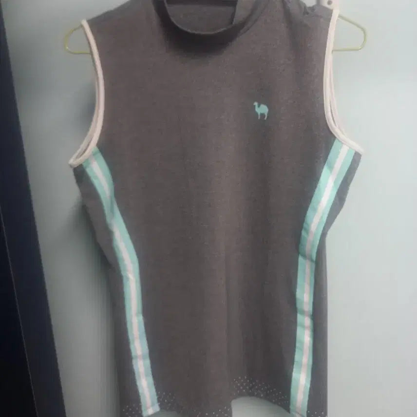 [BUNJANG] Sleeveless T-Shirt with Camel Logo / 여성 의류