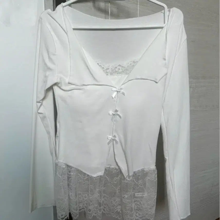 [BUNJANG] Lace Layered T-Shirt with Built-in Cups / 캡내장 레이스 레이어드 티