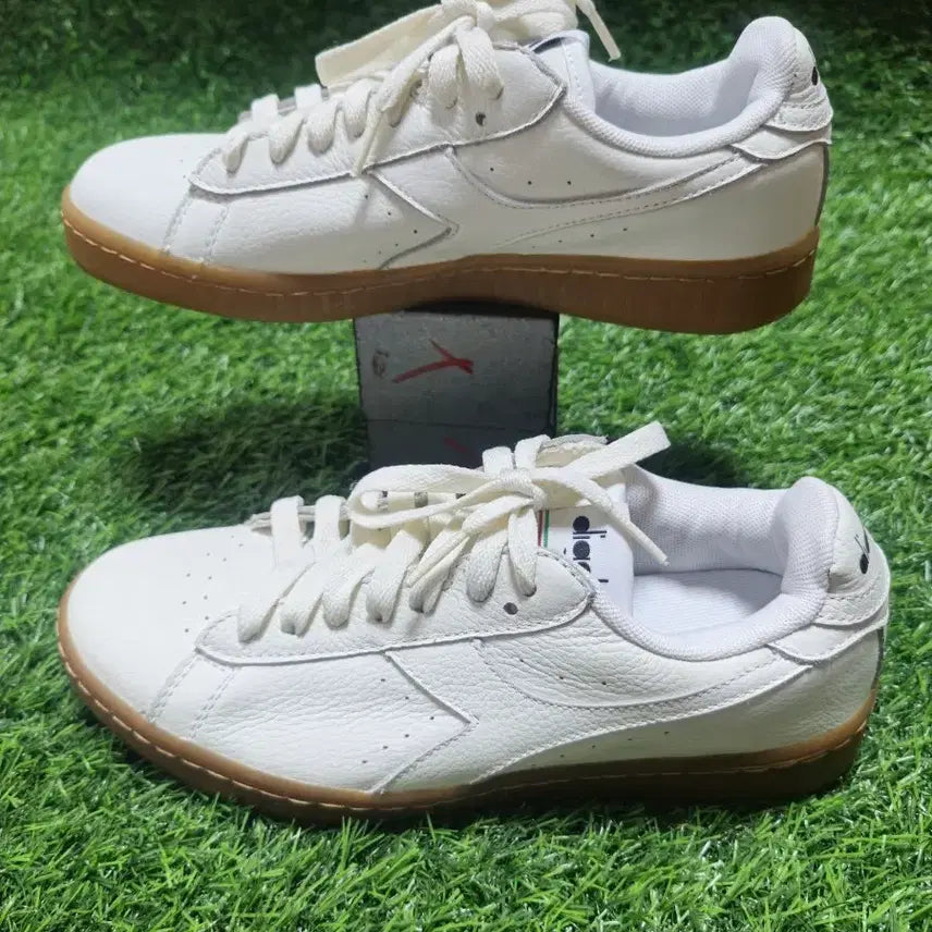[BUNJANG] Diadora Heritage Leather Sneakers White Gumsole / 디아도라 소가죽 헤리티지 스니커즈 화이트 검솔