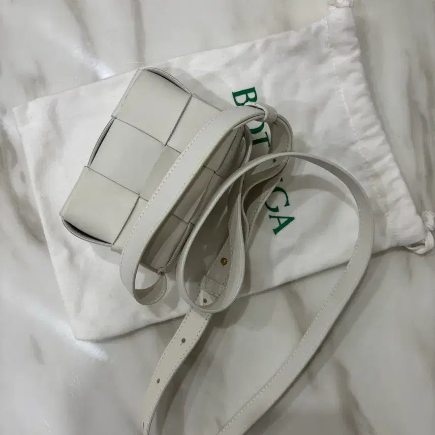 [BUNJANG] Bottega Veneta Mini Leather Cassette Bag White / 보테가 베네타 미니 레더 카세트백 화이트 정품