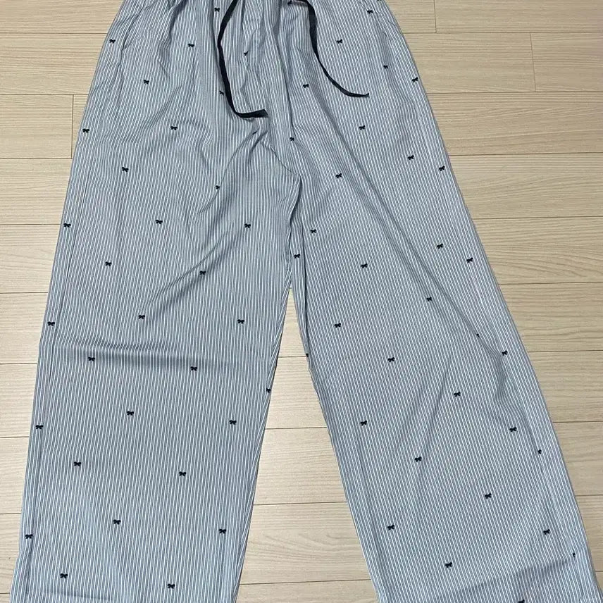 [BUNJANG] Stripe Ribbon Pattern Wide Pants / 스트라이프 리본 패턴 와이드 팬츠 Free